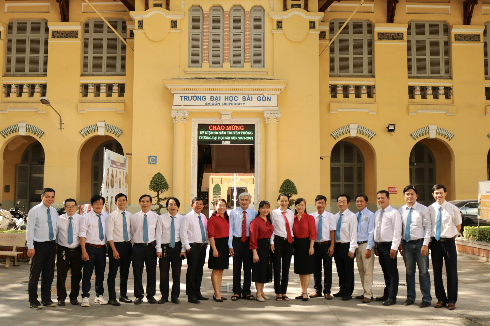 Tập thể giảng viên trước tòa nhà Trường Đại học Sài Gòn